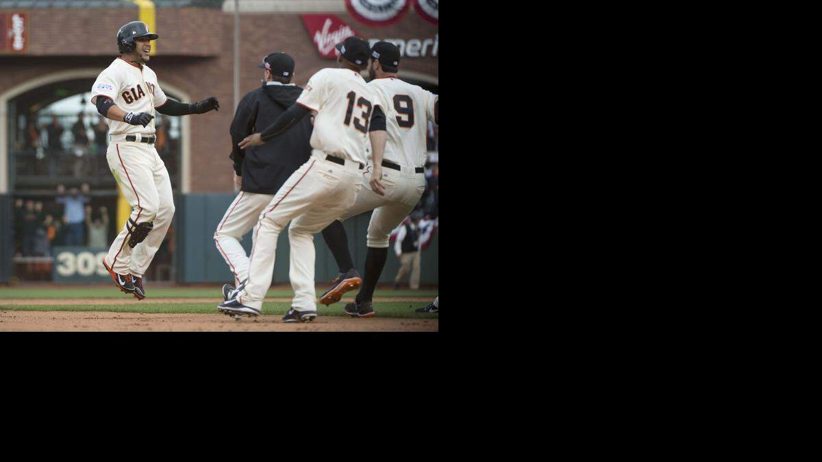 
El venezolano Gregor Blanco (izq.) y otros jugadores de los Gigantes celebran tras la victoria el martes antes los Cardenales de San Luis.


