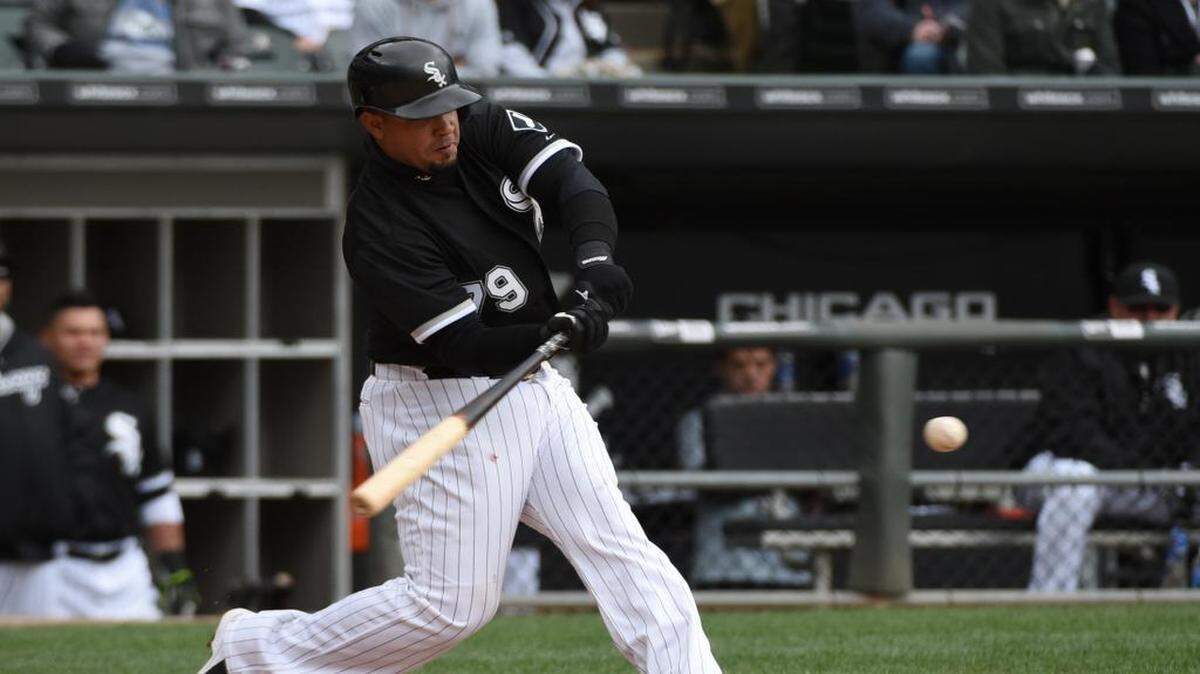 
El primera base de los Medias Blancas José Abreu batea un doble remolcador de dos carreras ante los Indios, el miércoles 22 de abril del 2015.


