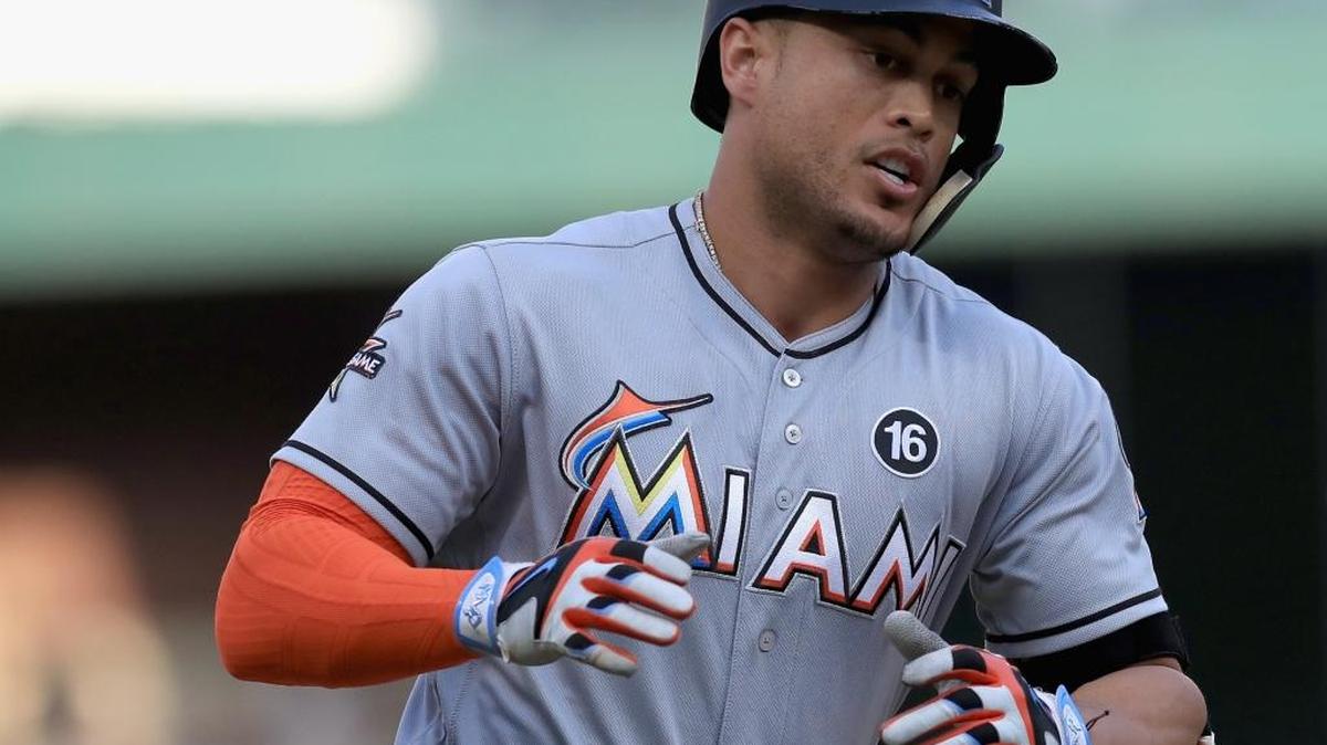 Giancarlo Stanton, de los Marlins, corre las bases luego de haber conectado un jonrón de dos carreras contra los Rangers en el primer inning, en el juego en el Globe Life Park el lunes 24 de julio del 2017 en Arlington, Texas.