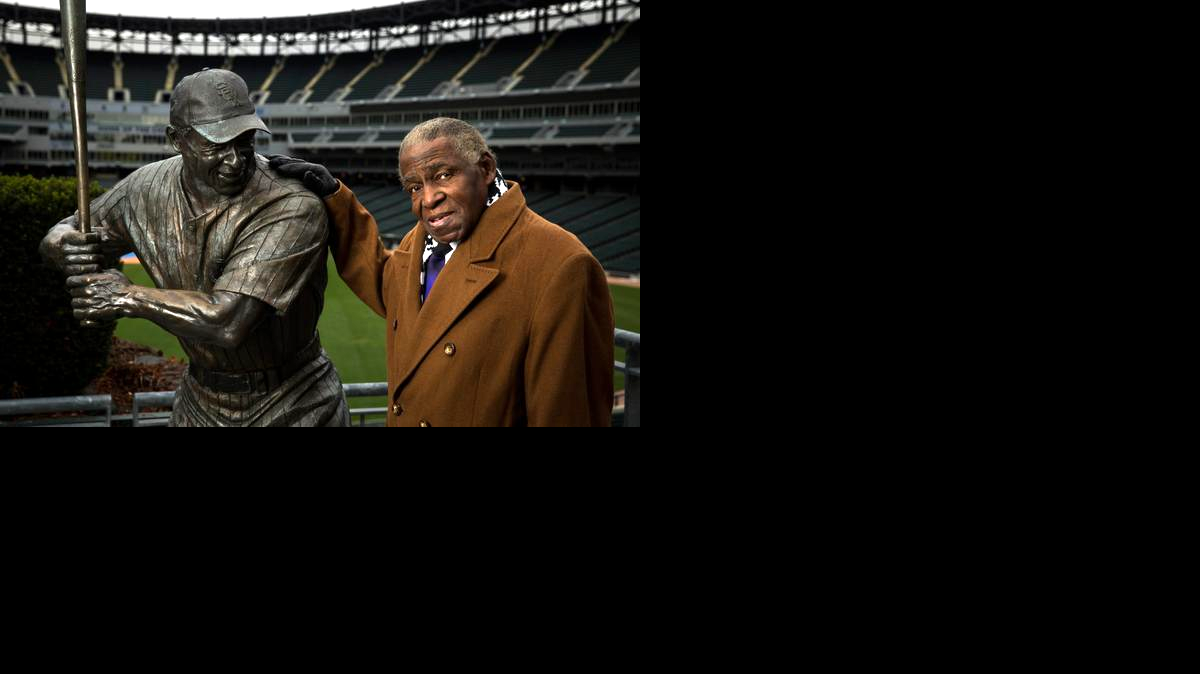 
ORESTES MIÑOSO al lado de su estatua que aparece en el Cellular Field de Chicago, el pasado 14 de noviembre.
