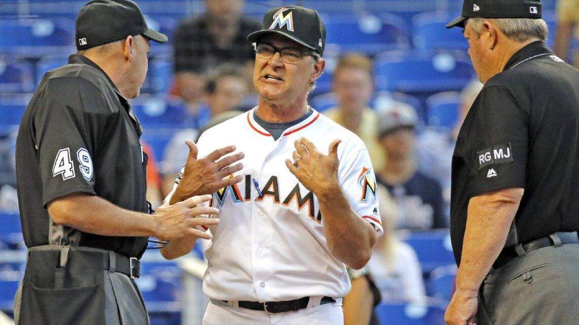 El manager de los Marlins Don Mattingly discute con el árbitro de home Andy Fletcher antes de ser expulsado del juego, el 9 de mayo del 2017 en Miami.
