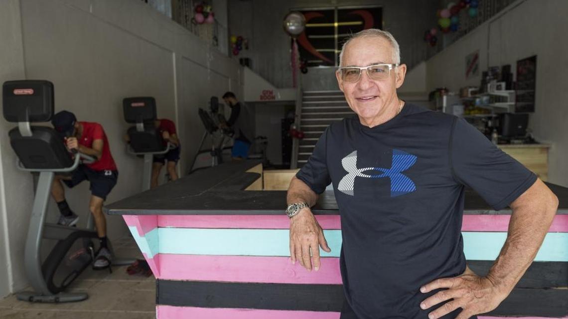 El entrenador cubano de béisbol Miguel Valdés posa en el gimnasio Fitness Lovers 305, el 21 de julio del 2017.