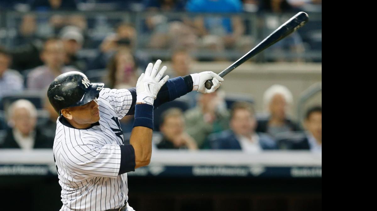 
Alex Rodríguez batea el cuadrangular 661 de su carrera para superar a Willie Mays y colocarse como el cuarto jonronero de por vida en las Grandes Ligas, el 7 de mayo del 2015 en Nueva York.
