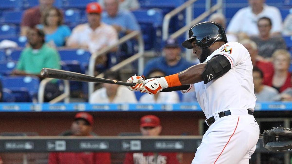 
 Marcell Ozuna batea en el primer inning en el partido contra los Diamondbacks, el miércoles en Miami.
