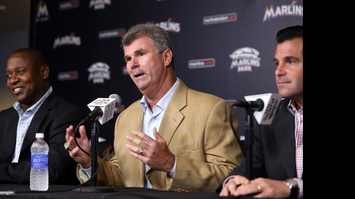 
DAN JENNINGS (centro) al ser prensentado como nuevo manager de los Marlins junto a Mike Hill (i), presidente de operaciones del club y David Samson, presidente de los peces.
