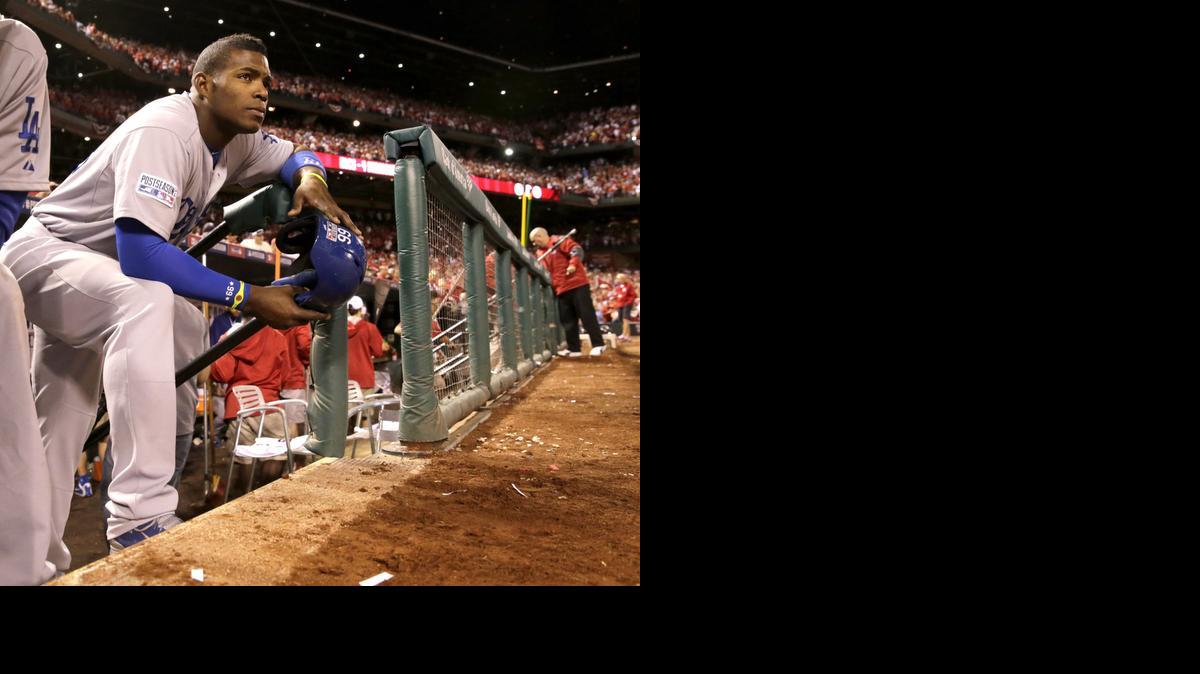 
EL CUBANO Yasiel Puig en el banco de los Dodgers de Los Angeles en el cuarto partido de la serie frente a los Cardenales, el martes en San Luis.
