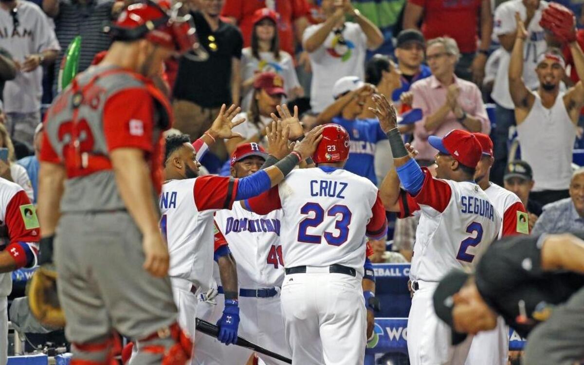 Nelson Cruz (23) anota para República Dominicana luego de un sencillo de Gregory Polanco (25), en el triunfo sobre Canadá, en el Grupo C del Clásico Mundial, en el Marlins Park en Miami, la noche del jueves 9 de marzo del 2017.