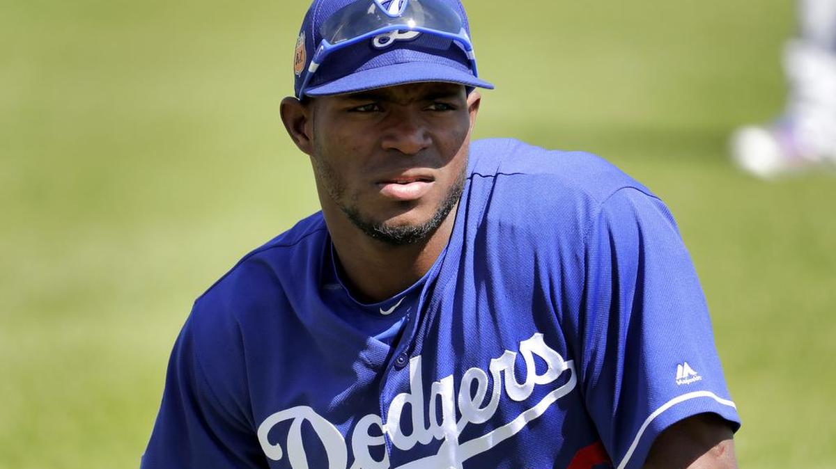 El jardinero de los Angeles Dodgers Yasiel Puig antes de un juego de entrenamiento de primavera contra los Cerveceros de Milwaukee, el miércoles 8 de marzo de 2017, en Phoenix.