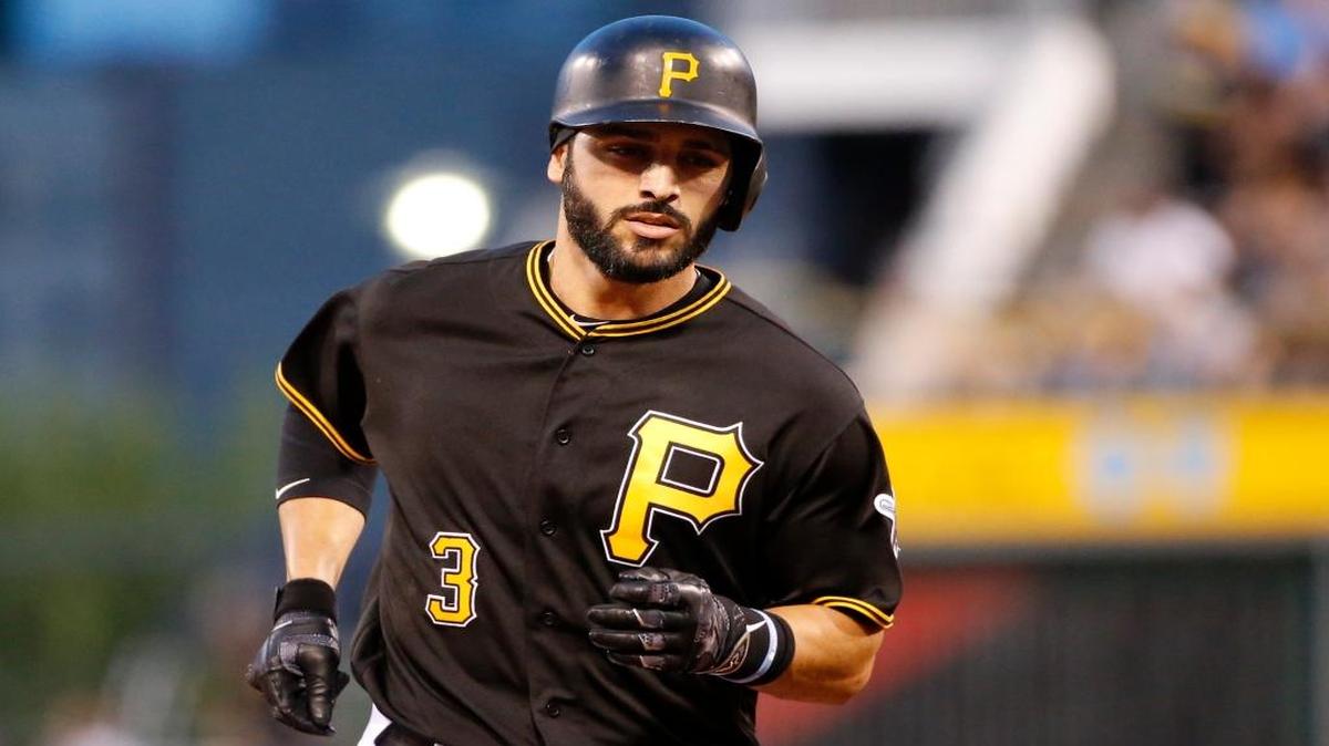 SEAN RODRIGUEZ recorre las bases tras pegar un cuadrangular el 25 de mayo contra Arizona.