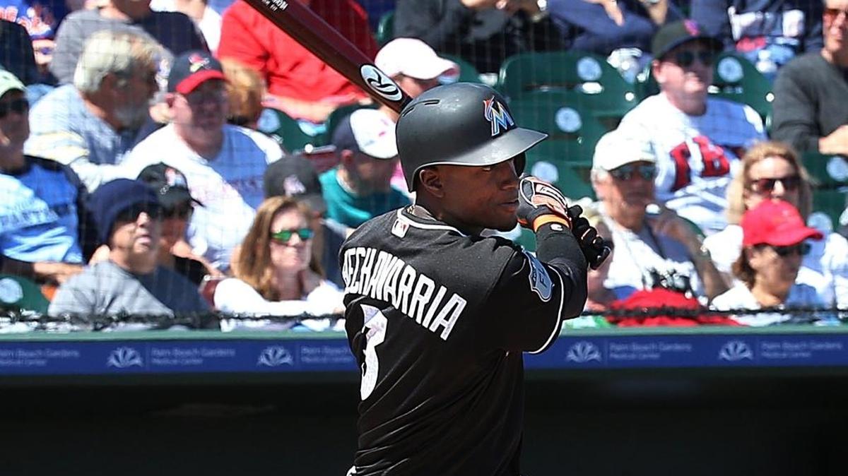 Adeiny Hechavarría, de los Marlins, conecta un senciollo contra los Mets en el campamento de primavera en el Roger Dean Stadium en Jupiter Fl., el 15 de marzo del 2017.