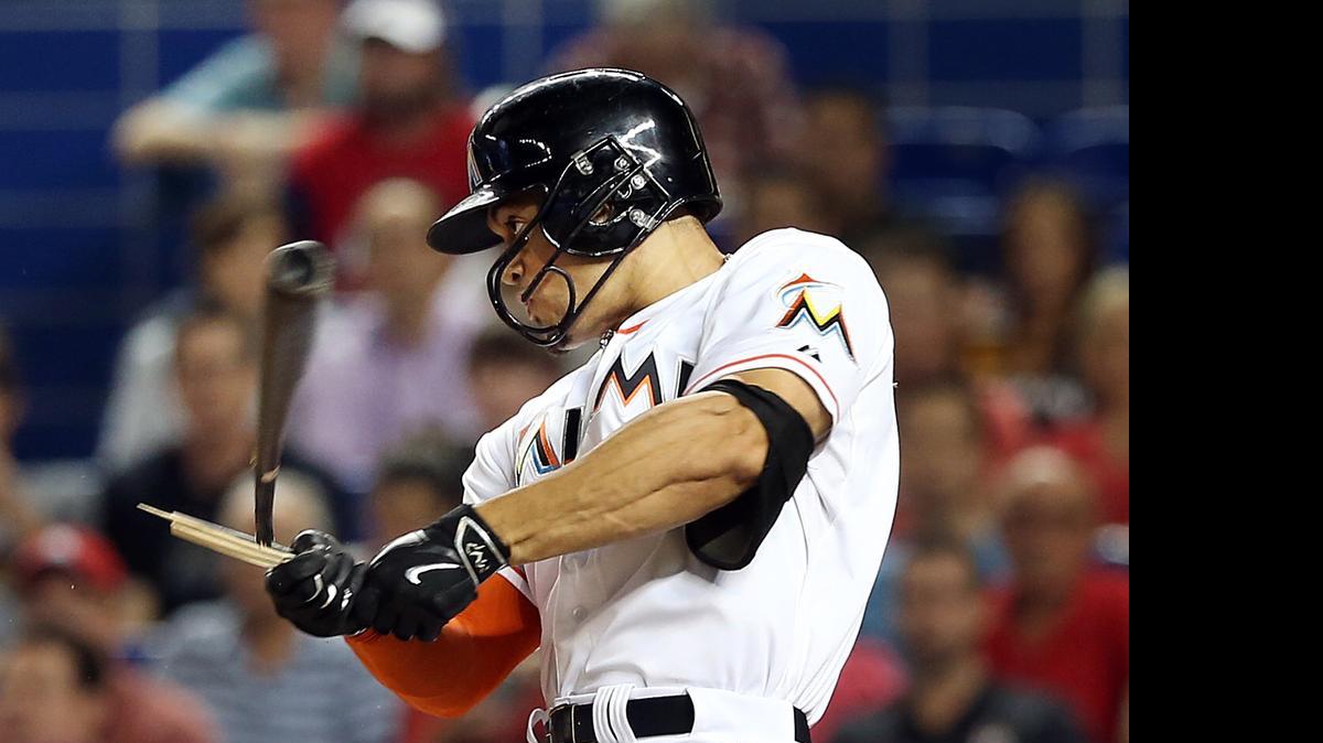 
Giancarlo Stanton, de los Marlins, rompe el bate en el segundo inning contra los Cardenales, el jueves.
