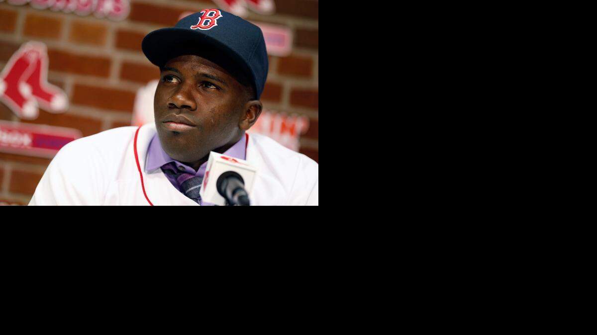 
Rusney Castillo habla con los reporteros en su presentación como jugador de los Medias Rojas de Boston, el 23 de agosto del 2014.


