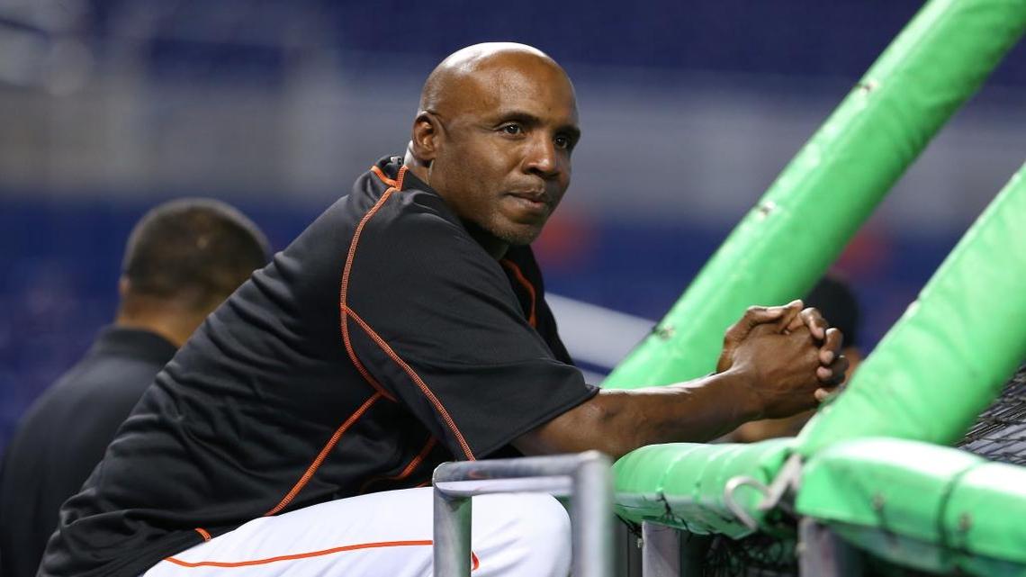 BARRY BONDS conduce un entrenamiento de bateo con los Marlins antes de un juego contra los Nacionales el 20 de mayo del 2016.