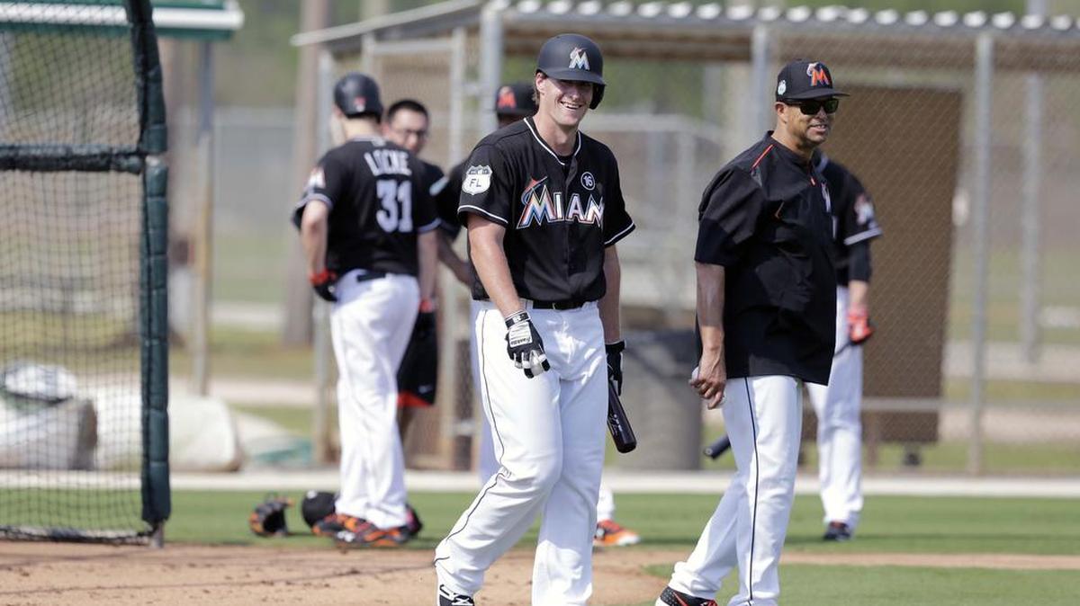 Tom Koehler (izq.) en el entrenamiento de primavera. El derecho trabajó ante los Cardenales el martes y cargó con el revés.
