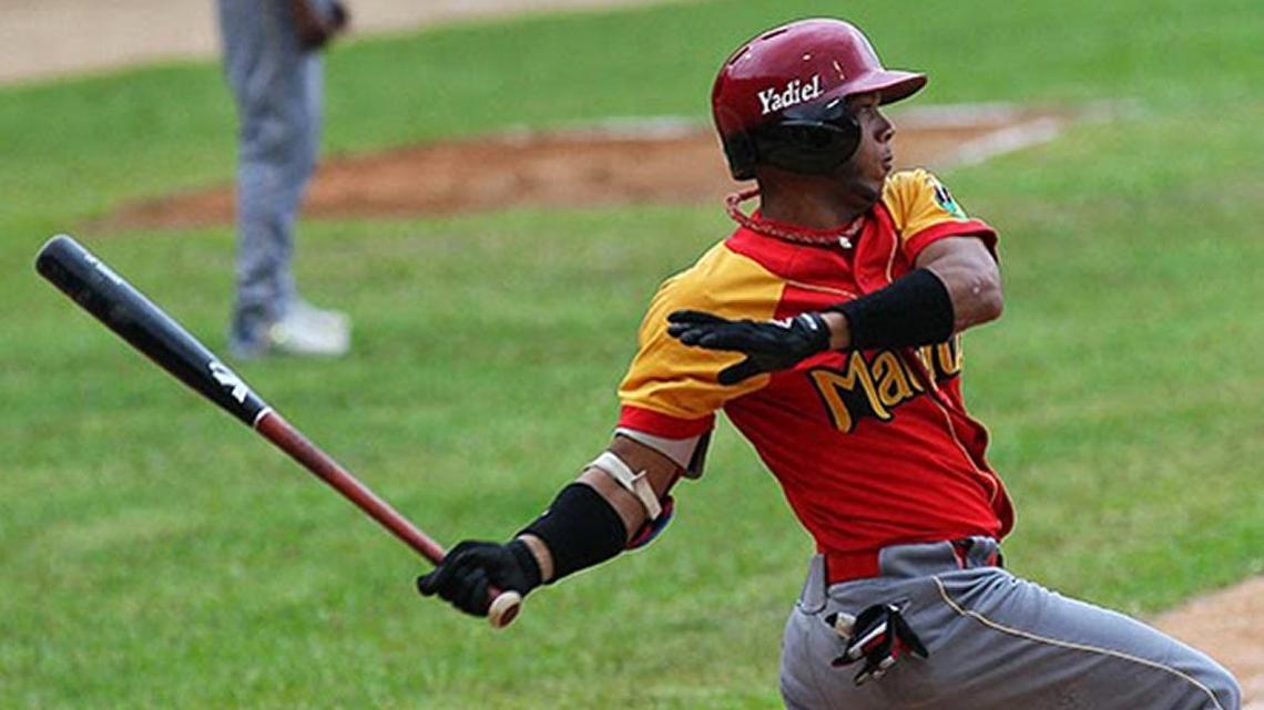 YADIEL HERNANDEZ firmó con los Nacionales de Washington.