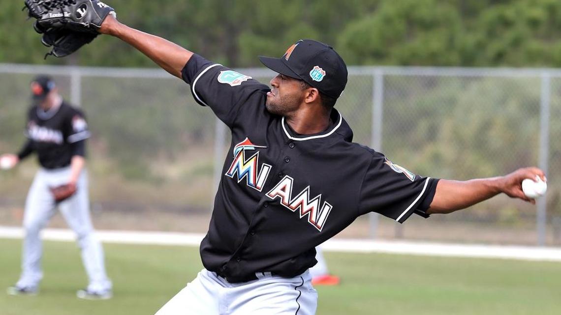 RAUDEL LAZO lanza durante un entrenamiento de primavera en Jupiter el 23 de febrero del 2016.