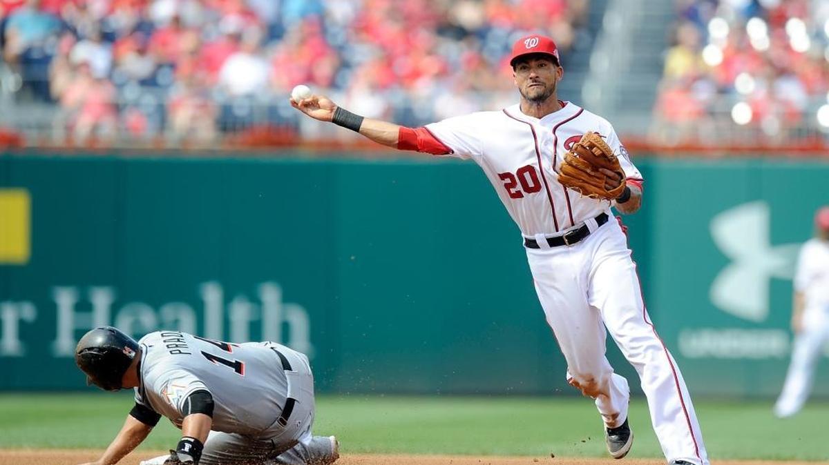
Ian Desmond, de los Nacionales pone out a Martín Prado, de los Marlins, el domingo 30 de agosto del 2015 en Washington, DC.
