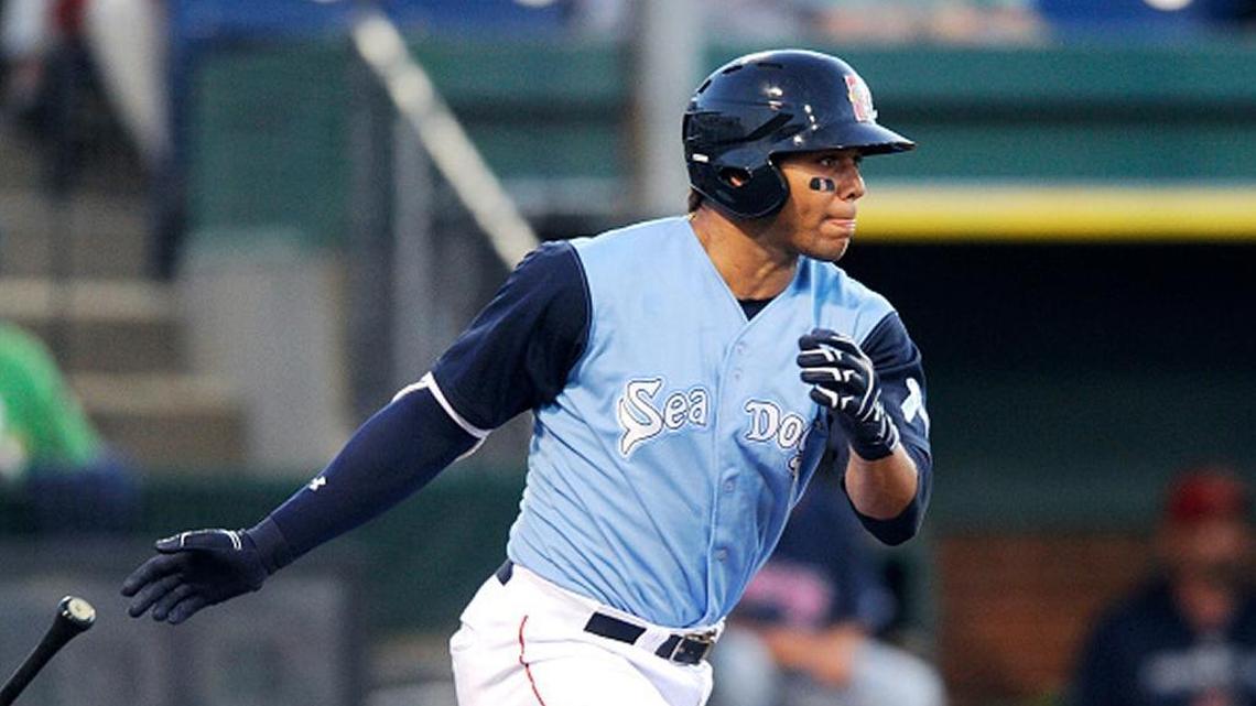 Yoan Moncada batea por los Sea Dogs de Portland en un partido contra los Senators de Harrisburg, en Doble A, el 21 de junio del 2016.