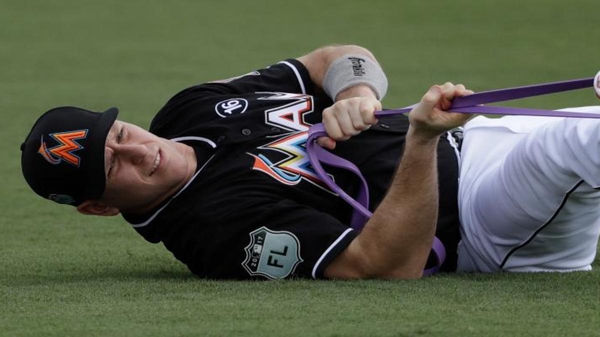 AJ ELLIS se estira antes de un entrenamiento el 14 de febrero en Jupiter.