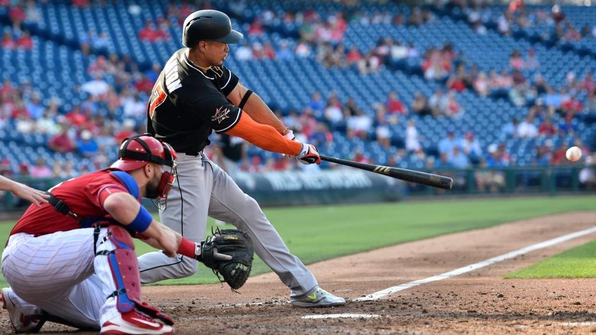 El jardinero de los Marlins Giancarlo Stanton contectó un doble impulsor en la quinto inning y luego su jonrón número 46 en el séptimo en el triunfo ante los Filis este martes en Filadelfia.