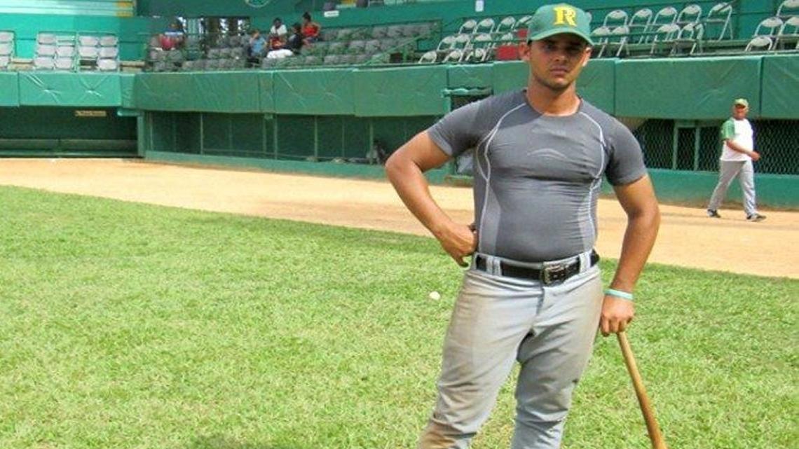 EL PELOTERO Yasser Julio González habría abandonado Cuba en busca de la agencia libre.