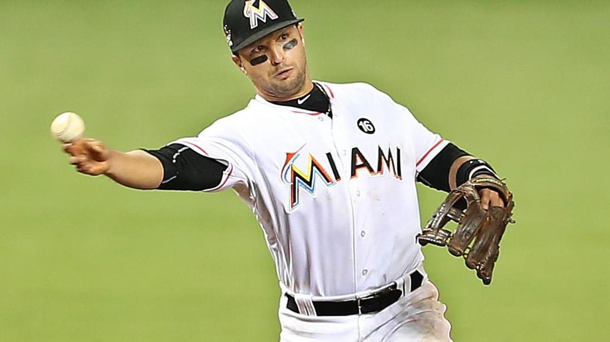MARTIN PRADO tira a primera en el juego de los Marlins contra los Piratas el 28 de abril del 2017.