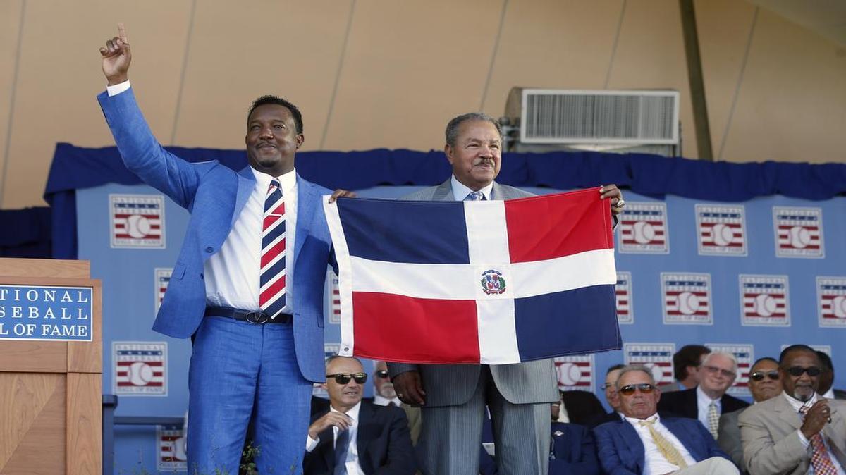JUAN MARICHAL (d) junto a Pedro Martínez durante la ceremonia del Salón de la Fama el 26 de julio del 2015.