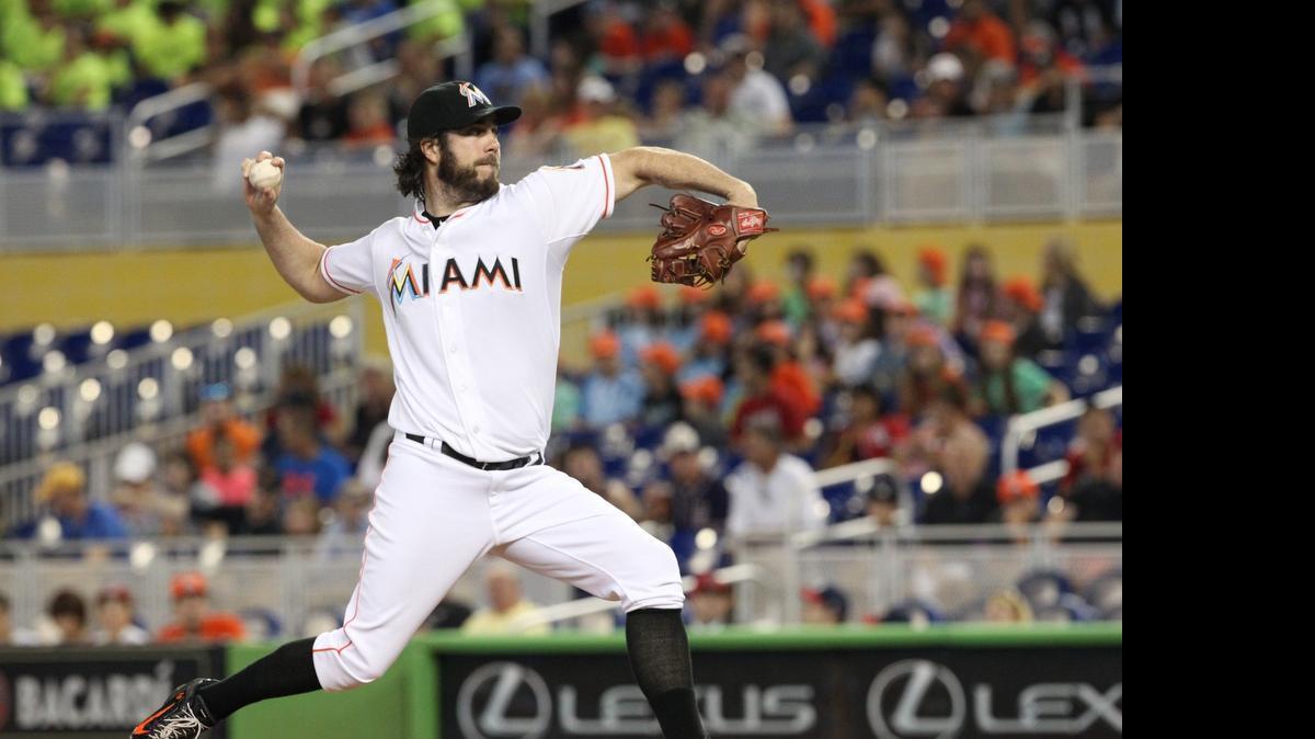 
Dan Haren, de los Marlins, lanza en el primer inning contra los Nacionales de Washington, el jueves 30 de julio del 2015 en el Marlins Park en Miami.
