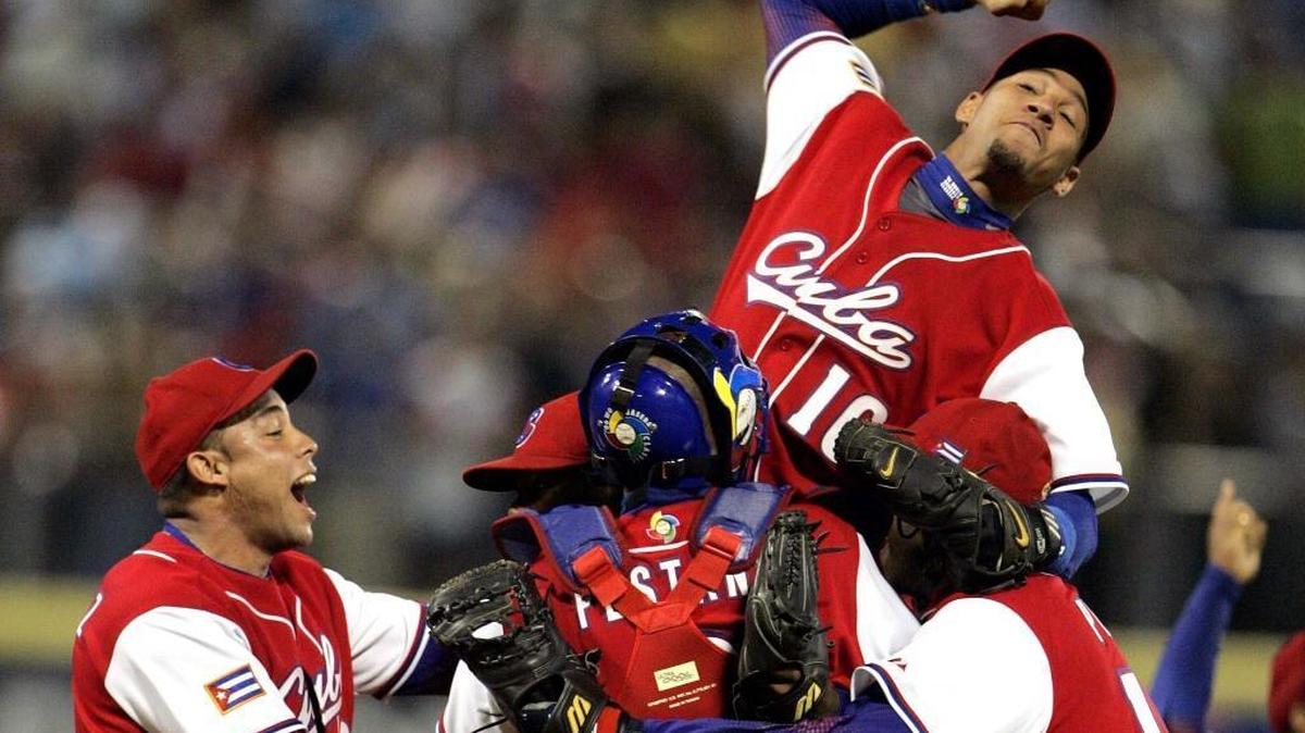 Yulieski Gourriel, entonces segunda base del equipo de Cuba, celebra la derrota ante Puerto Rico, en marzo del 2006, en el estadio Hiram Bithorn, de San Juan, Puerto Rico.