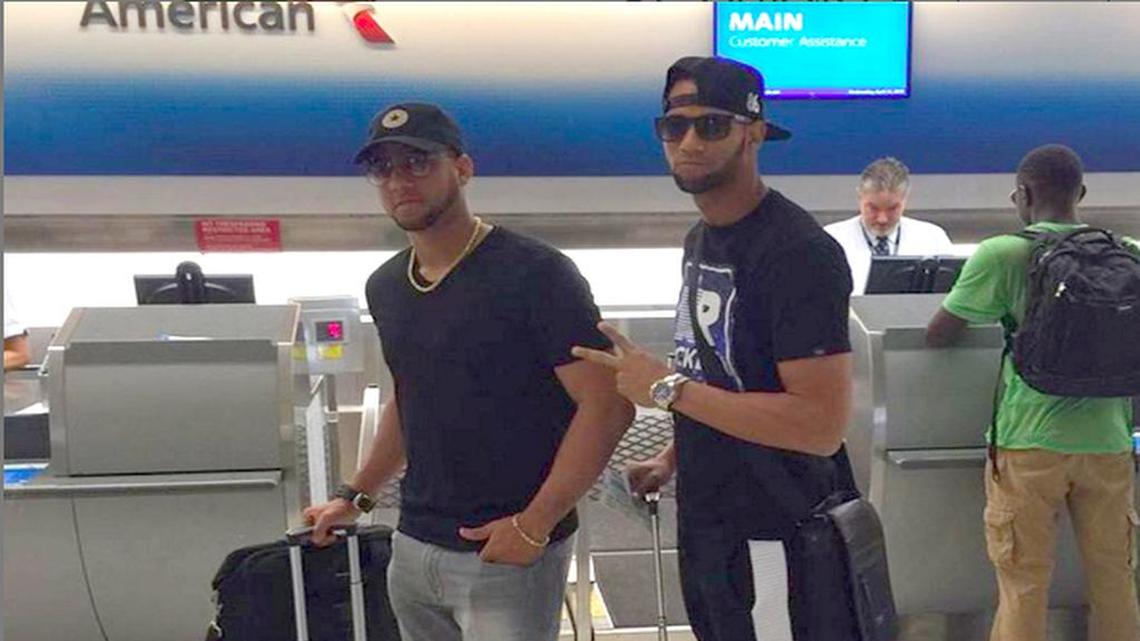 Los hermanos Yulieski (izq.) y Lourdes Gourriel Jr. posan en el Aeropuerto Internacional de Miami, antes de partir para Haití, el 13 de abril del 2016.