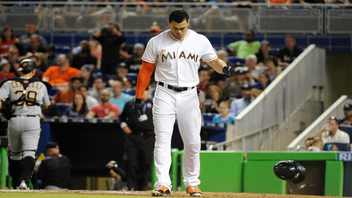 GIANCARLO STANTON camina al dugout tras poncharse el 1 de junio contra los Piratas en Miami.