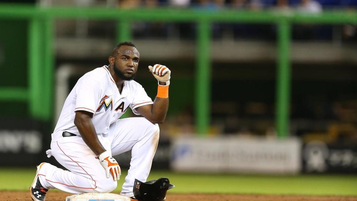 MARCELL OZUNA espera por un cambio de lanzadores en un juego contra Atlanta el 25 de septiembre en Miami.