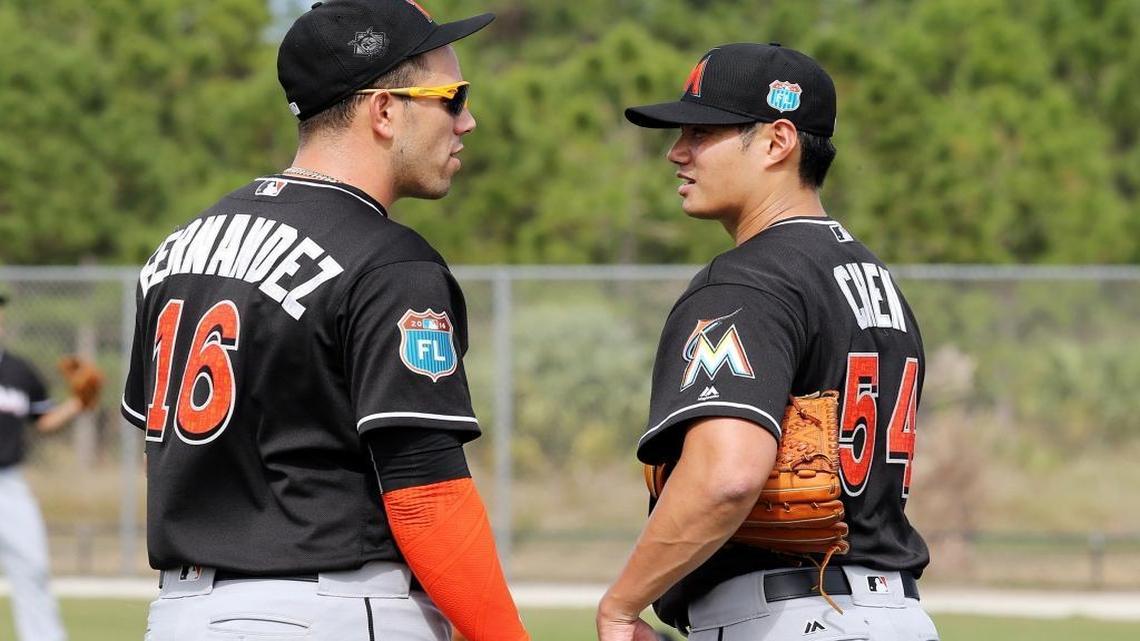 JOSE FERNANDEZ (i) conversa con Wei-Yin Chen durante un entrenamiento de primavera el 23 de febrero del 2016 en Jupiter.