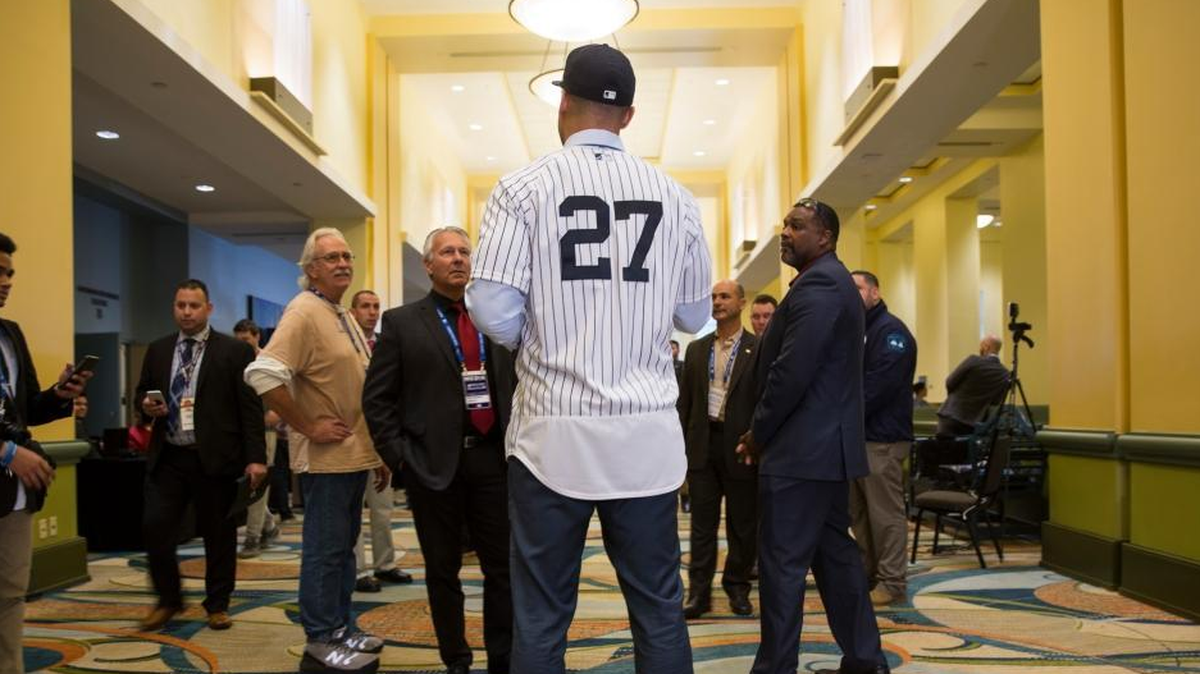 GIANCARLO STANTON responde preguntas de la prensa en las reuniones invernales en Orlando el 11 de diciembre.