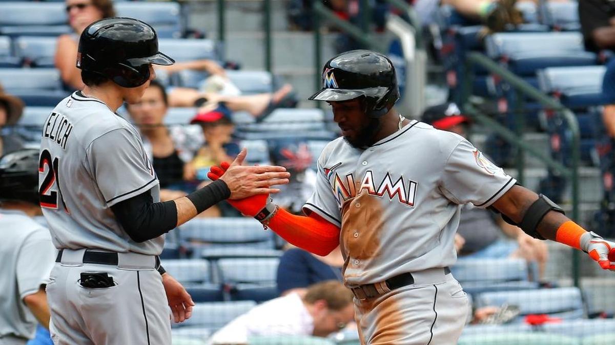 
Marcell Ozuna (der.) recibe el saludo de Christian Yelich tras disparar un jonrón de dos carreras por los Marlins en el partido contra los Bravos, el 2 de septiembre en Atlanta.
