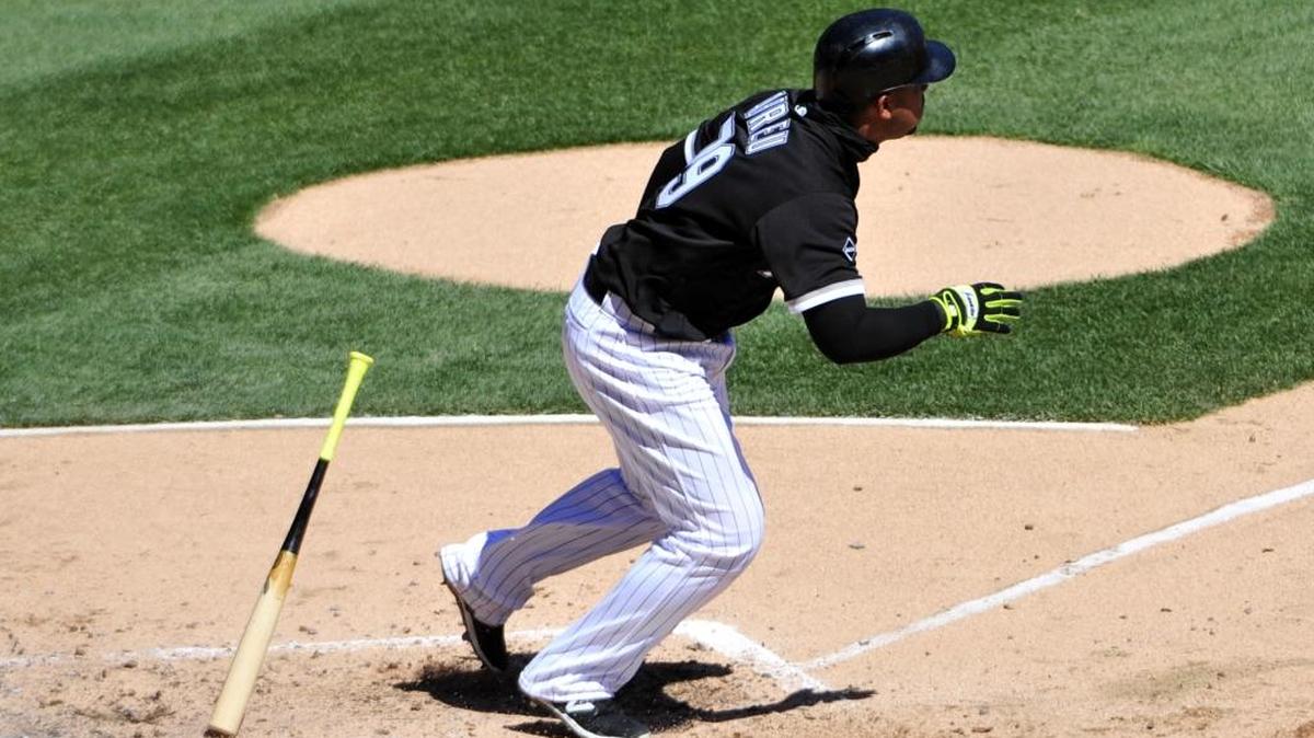 EL CUBANO José Abreu conecta un cuadrangular solitario en el tercer episodio durante la victoria de los Medias Blancas sobre Cleveland, el sábado en en U. S. Cellular Field de Chicago.
