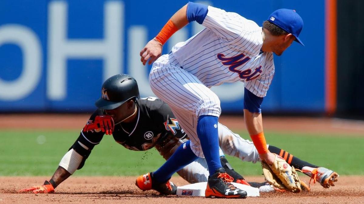 De Gordon, de los Marlins, se roba la segunda base en el primer inning antes que Gavin Cecchini, de los Mets, pueda poner out en el Citi Field la tarde del domingo 20 de agosto del 2017 en Nueva York.
