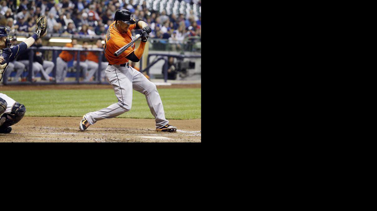 
La pelota lanzada por el pitcher Mike Fiers, de los Cerveceros, golpea en la cara de Giancarlo Stanton, en el quinto episodio del juego del jueves en Milwaukee.

