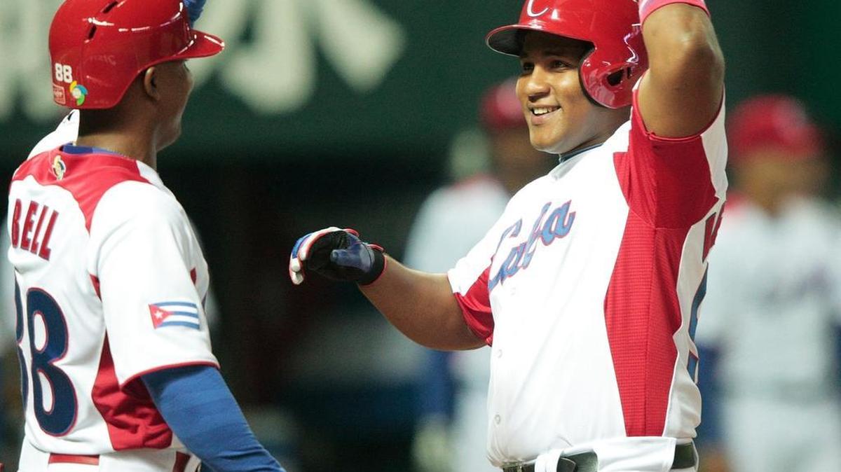 
ALFREDO DESPAIGNE (der.) es visto como un talento potencial en un futuro acuerdo de Cuba con Grandes Ligas. 



