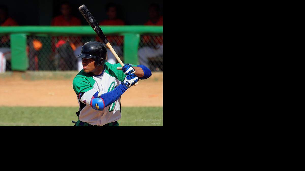 
El cienfueguero Yoan Moncada estableció residencia en Guatemala y espera recibir en breve el permiso de la Oficina de Bienes Extranjeros adjunta al Departamento del Tesoro –el llamado desbloqueo- y posteriormente la autorización de la Oficina del Comisionado de las Grandes Ligas para poder negociar un pacto con los equipos de Grandes Ligas.
