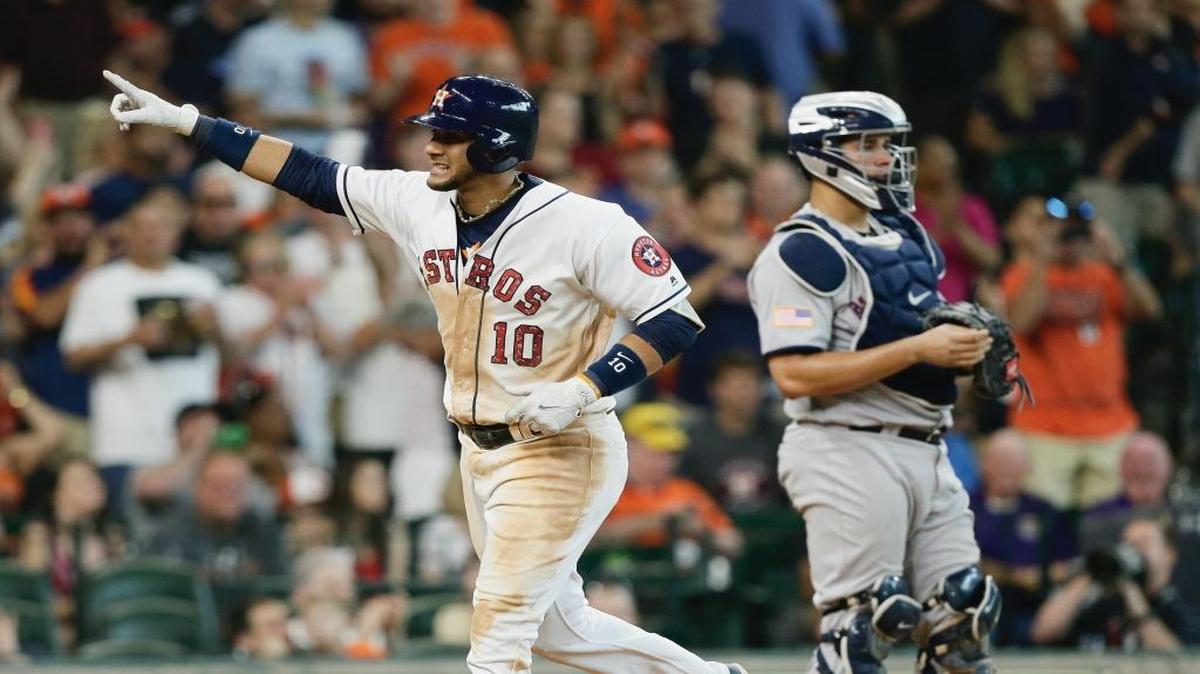 Yulieski Gurriel celebra tras disparar un jonrón contra los Yankees el domingo. El primera base de los Astros tiene 21 dobletes y 10 vuelacercas en la campaña.