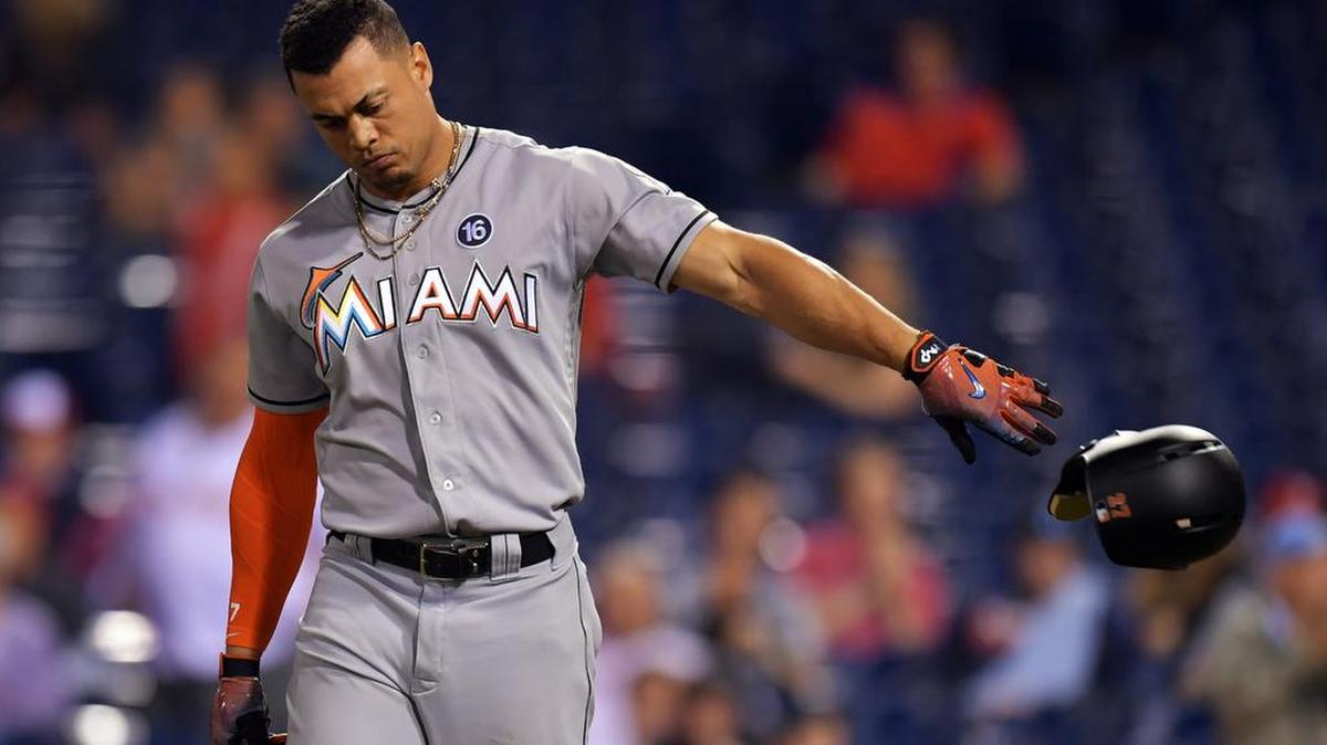 GIANCARLO STANTON reacciona al poncharse en choque del 12 de septiembre en Filadelfia.