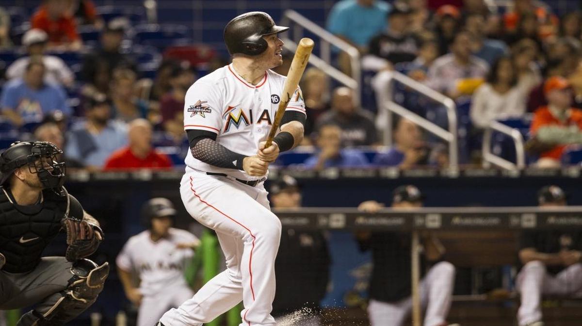 JUSTIN BOUR conecta un cuadrangular contra Arizona el 2 de junio.