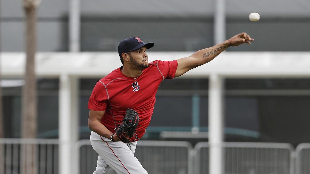 El pitcher venezolano de los Medias RojasEduardo Rodríguez lanza en un entrenamiento con el equipo el 13 de febrero del 2017 en Fort Myers, Florida.