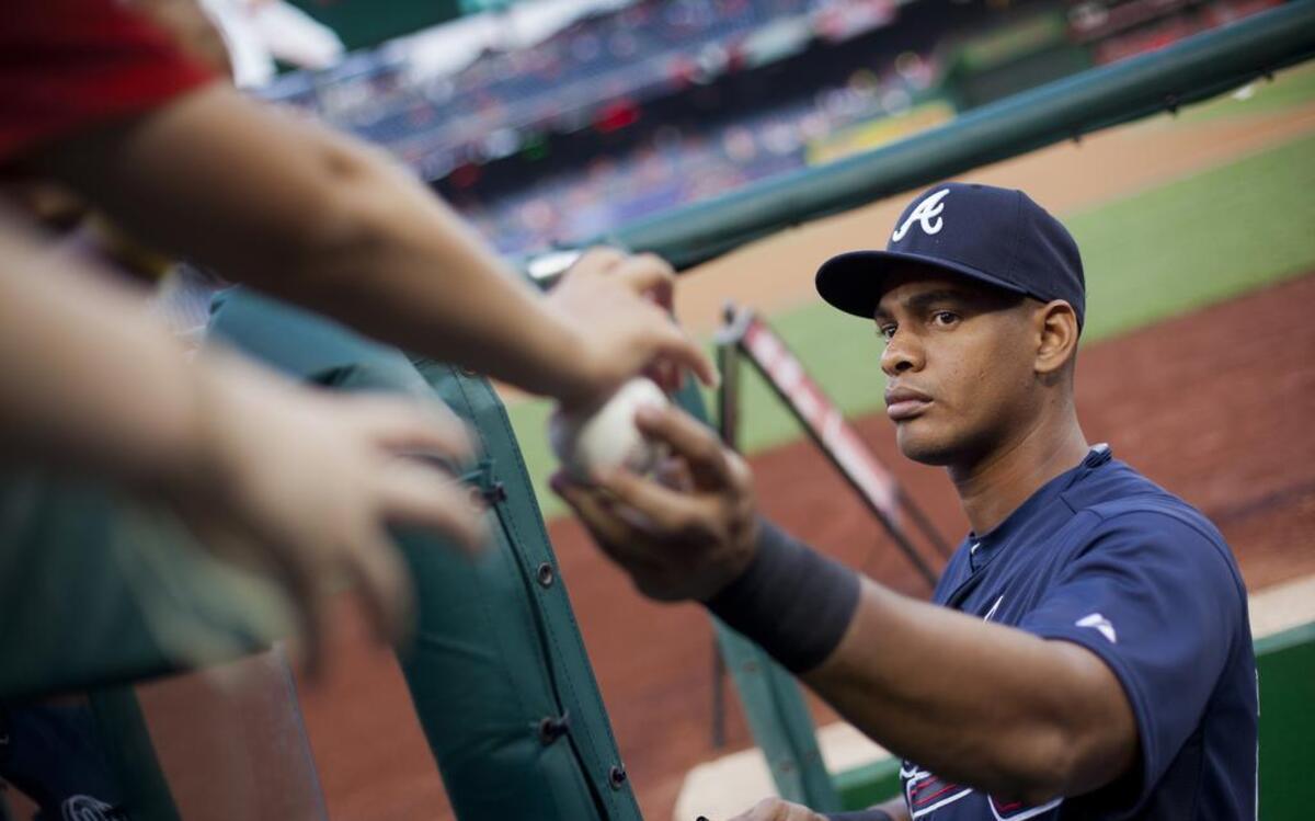 HECTOR OLIVERA firma pelota el 3 de septiembre del 2015 en el parque de los Nacionales.