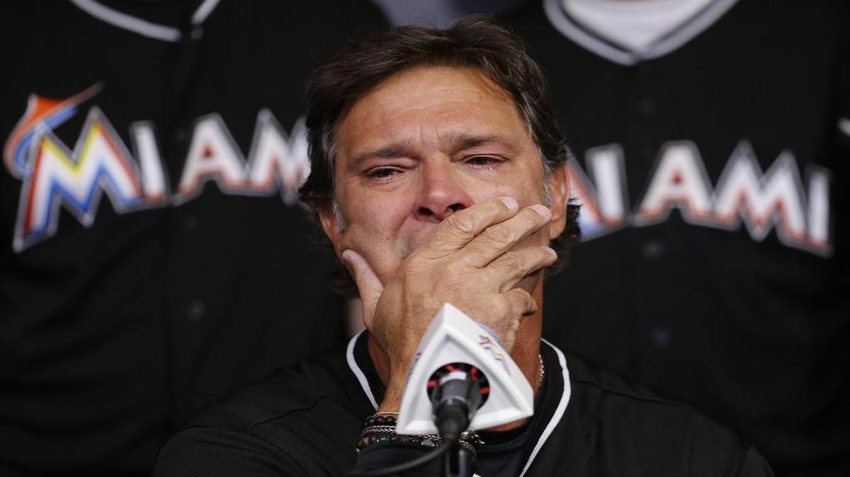 El manager de los Marlins Don Mattingly llora durante la conferencia de prensa que dio el equipo sobre la muerte del lanzador cubano Jose Fernández en un accidente de bote el domingo en Miami Beach.