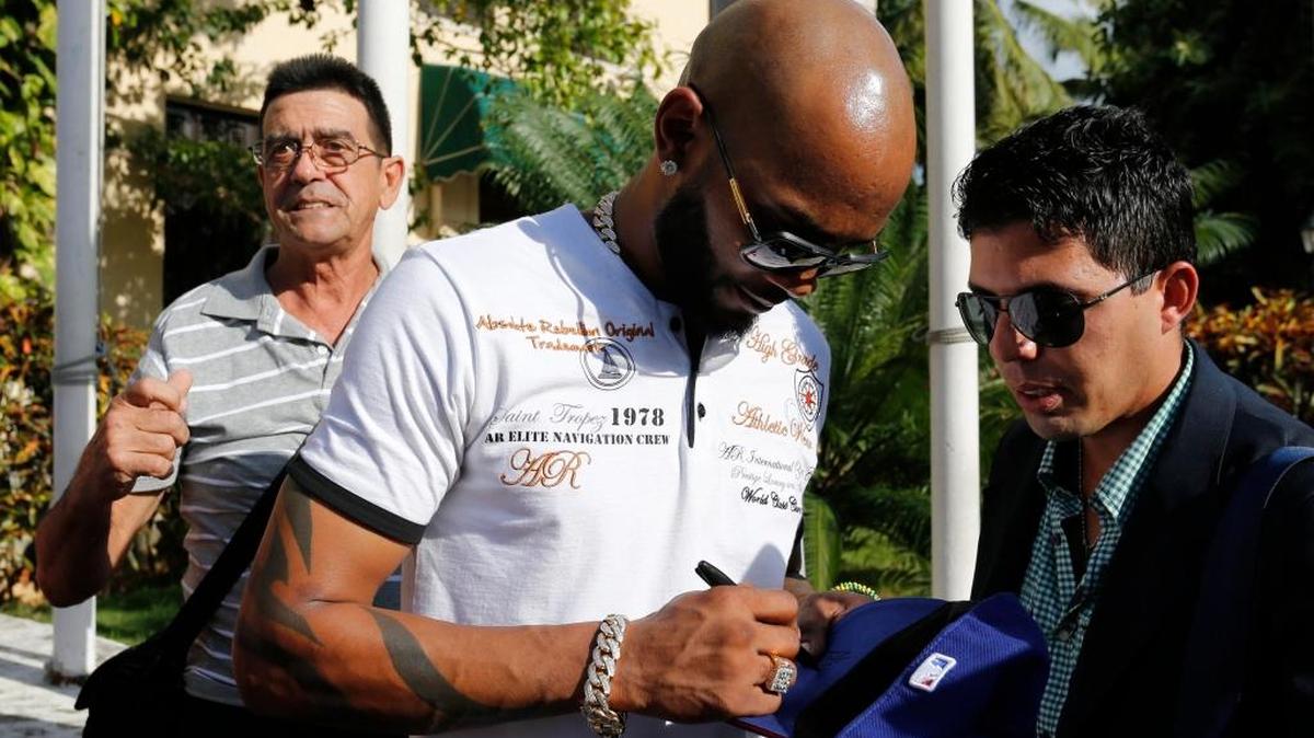 ALEXEI RAMIREZ firma una gorra a un aficionado en el Hotel Nacional en La Habana el martes 15 de diciembre.