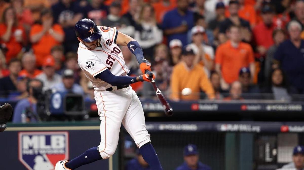 El torpedero boricua de los Astros Carlos Correa dispara un doble impulsor de una carrera en el cuarto episodio contra los Dodgers, en el quinto juego de la Serie Mundial, el 29 de octubre del 2017, en el Minute Maid Park en Houston, Texas.