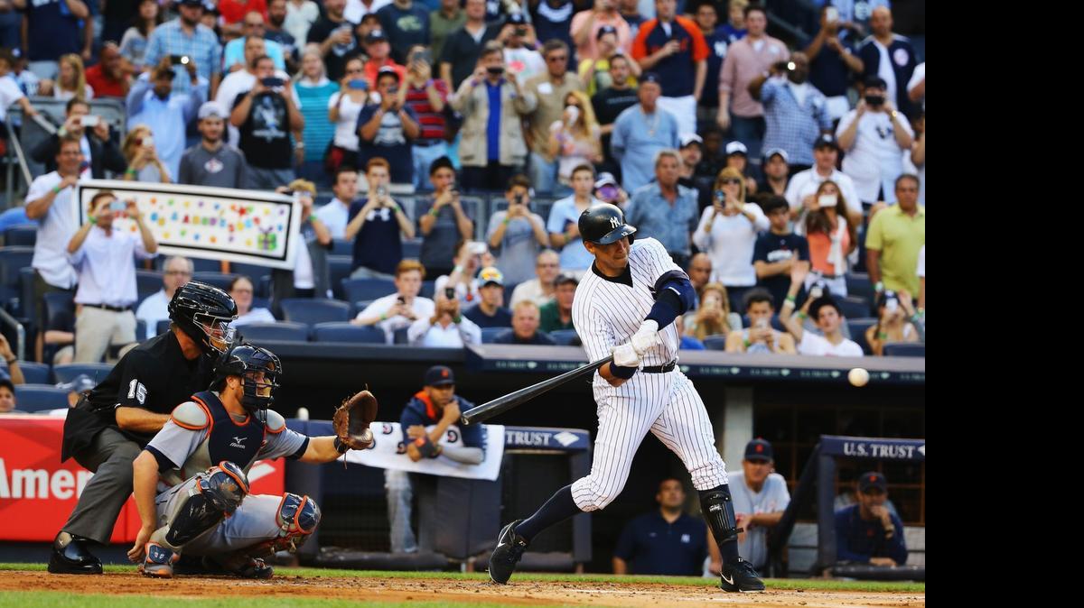 
Alex Rodríguez en el momento que dispara un jonrón para los Yankees de Nueva York, que de paso establece su hit 3000 de por vida, contra los Tigres de Detroit, la noche del 19 de junio del 2015 en el Yankee Stadium.
