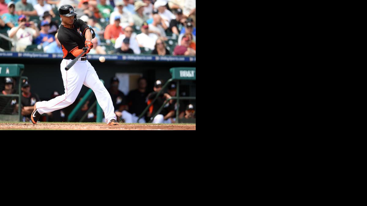 
GIANCARLO STANTON realiza el swing para pegarle a la bola en partido donde los Marlins derrotaron a los Mets de Nueva York en la pretemporada, el miércoles en Júpiter, Florida.
